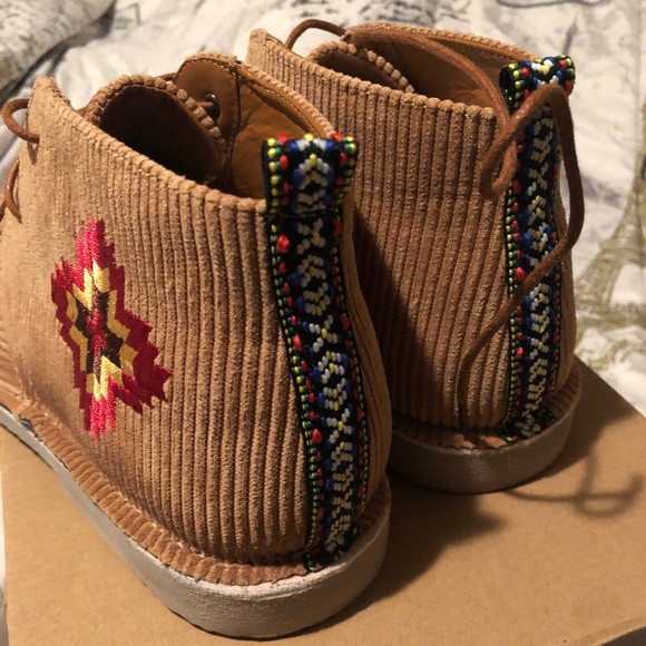 ASOS Desert Boots In Tan With Embroidery Detail - Picture 1 of 4